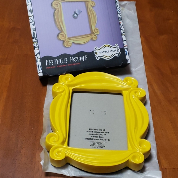 Friends Peephole Frame - Picture 4 of 4